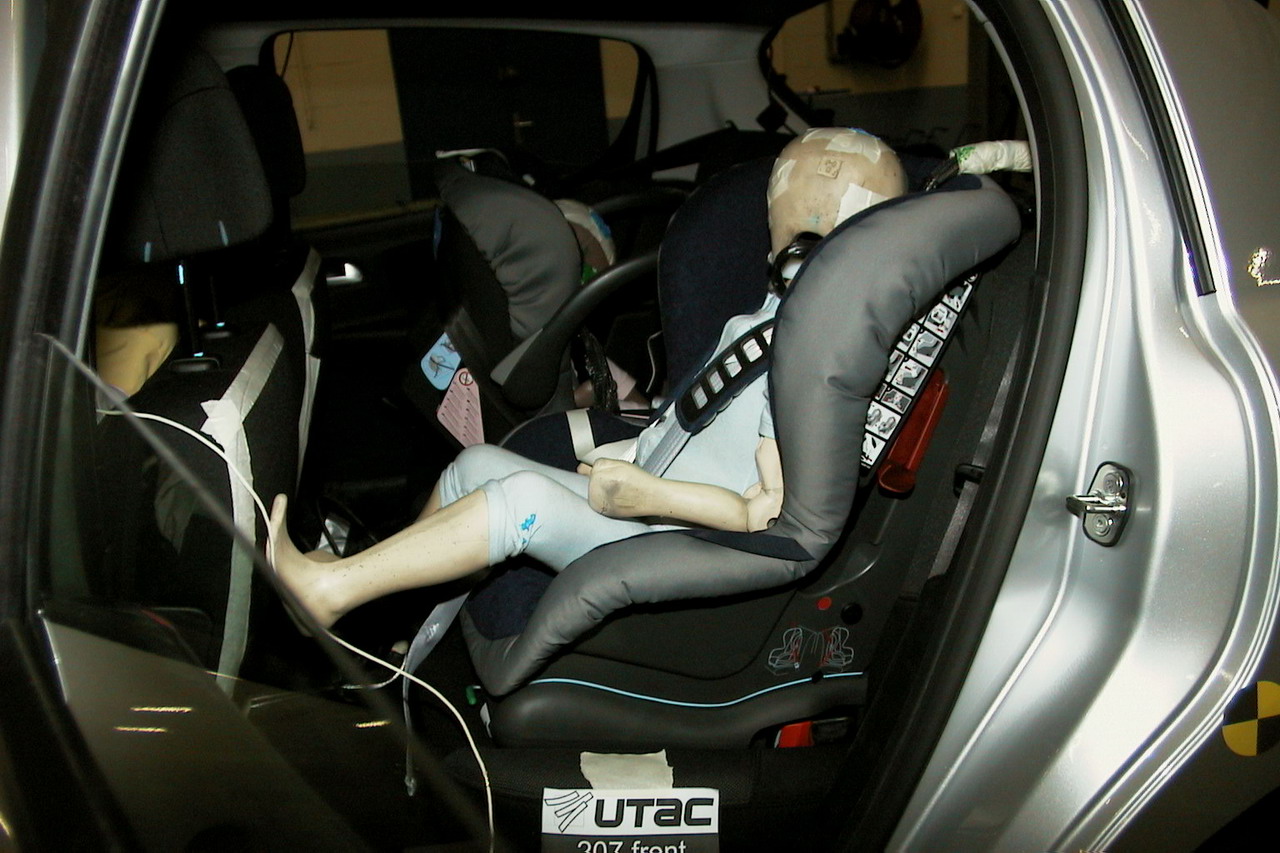 Scurit de la Peugeot 207 - crash-test Euroncap Photo de l'habitacle aprs le crash frontal. Vue du sige enfant arrire
